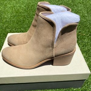 Hinge booties